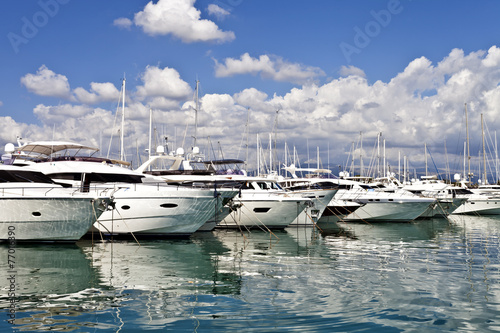 Naklejka na drzwi Row of luxury yachts mooring in a harbour