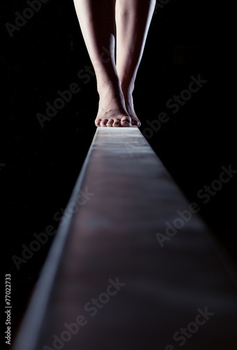 Fotomural feet of gymnast on balance beam