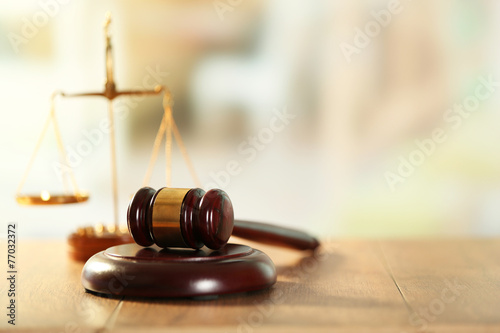 Cuadros en Lienzo Wooden judges gavel on wooden table, close up