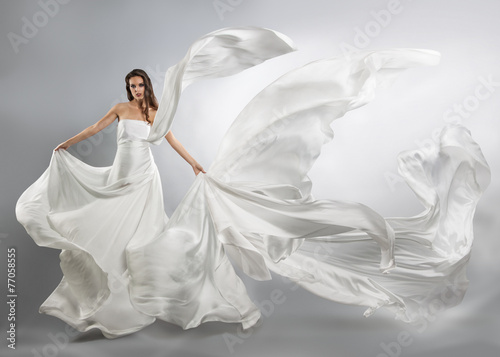 Fotografía beautiful young girl in flying white dress. Flowing fabric