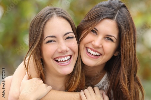 Cuadros en Lienzo Dos amigos de las mujeres que ríen con unos dientes perfectos