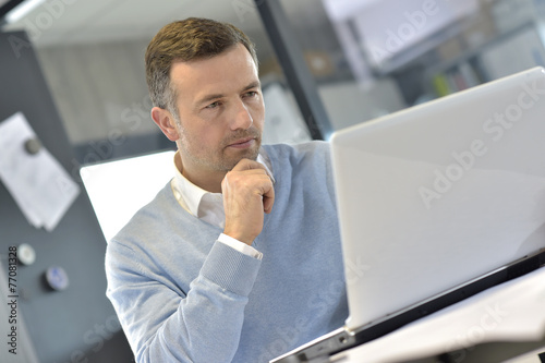 Fotografía Industrial manager in office working on laptop