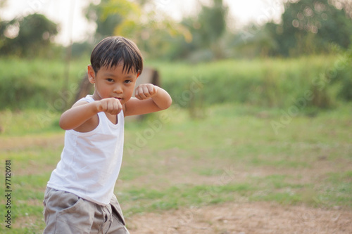 Fotografia happy young asia boy playing kungfu having fun
