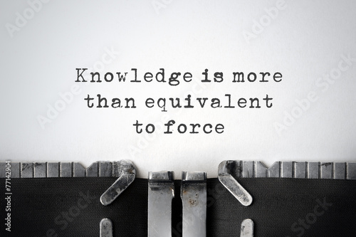 Plakat Knowledge. Inspirational quote typed on an old typewriter.
