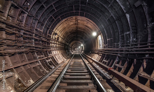 Dekoracja na wymiar  industrialny-tunel-metra-w-budowie