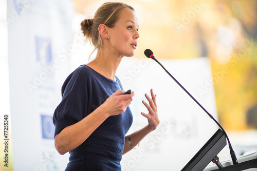 Fotografía Pretty, young business woman giving a presentation