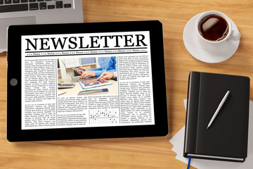 Wall Mural - Newsletter online auf Tablet Computer