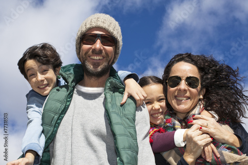 Pinturas sobre lienzo Familia feliz con el pelo al viento