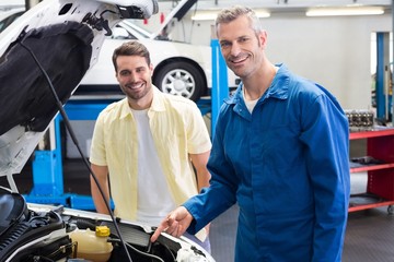 Poster - Mechanic showing customer the problem with car