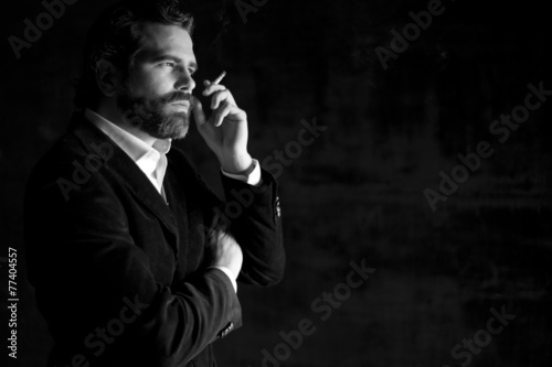 Fotografía Retrato de hombre serio fumando con traje