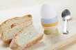 Weißbrot und gekochtes Ei