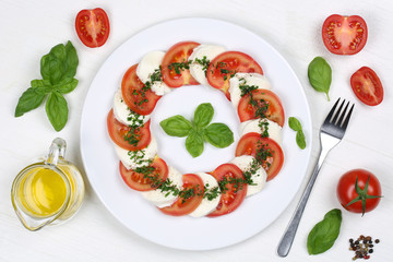 Wall Mural - Zutaten für Caprese Salat mit Tomaten, Basilikum und Mozzarella