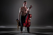 Mann Oberkörper frei spielt Cello Porträt