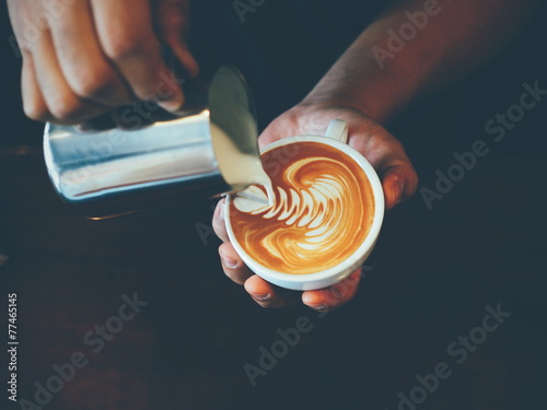 Dekoracja na wymiar  filizanka-kawy-latte-art-w-kawiarni