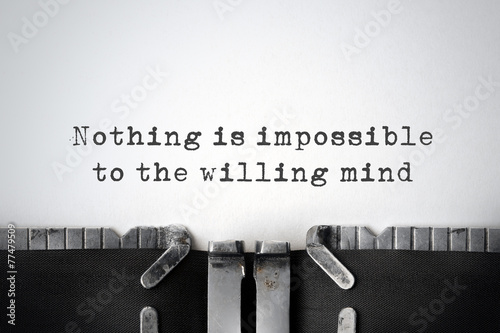 Fotografía Wisdom quote. Inspirational quote typed on an old typewriter.