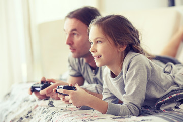 Canvas Print - Child playing video game with father