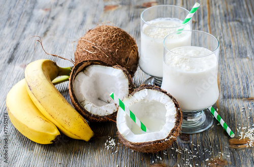 Fotografía Coconut milk smoothie drink with bananas on wooden background