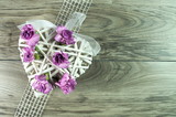 Fototapeta Storczyk - wiklinowe białe serce na walentynki