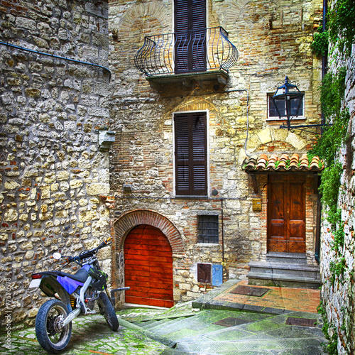 Naklejka na drzwi characteristic streets of medieval towns of Italy