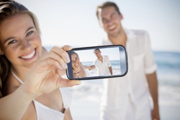Aufkleber - Couple taking selfie on smartphone