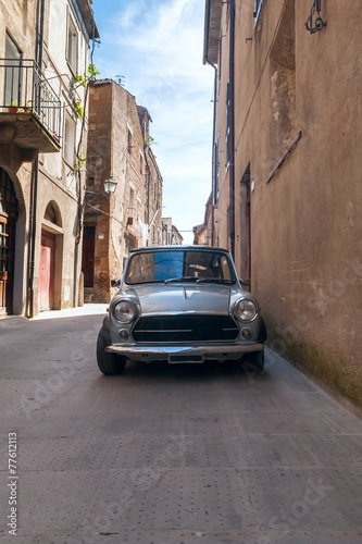 Naklejka na drzwi old retro car in a narrow streets of the city