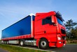 Logistik, roter Lastkraftwagen auf Tour