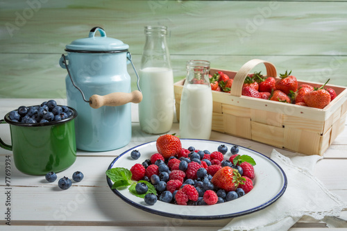 Tapeta ścienna na wymiar Preparing to dessert made of fresh berry fruits