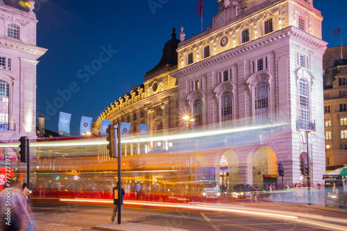 Fotomural LONDON, UK - AUGUST 22, 2014: Piccadilly Circus in night.