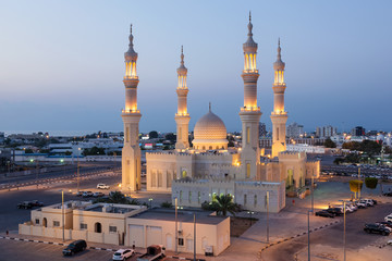 Fototapete - Zayed Mosque in Ras al-Khaimah, United Arab Emirates