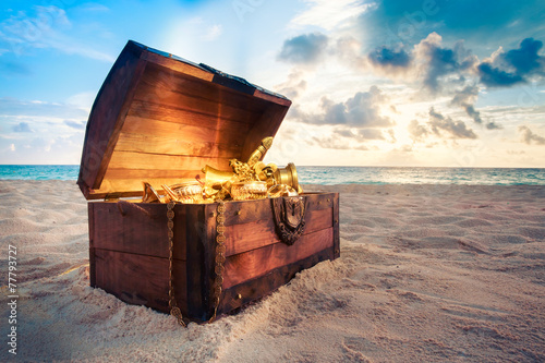 Fotografía Open treasure chest on the beach