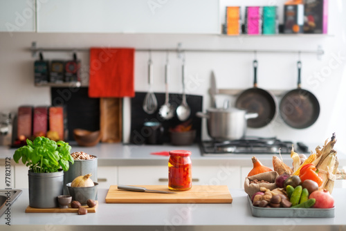 Photographie Gros plan sur la table avec des légumes dans la cuisine