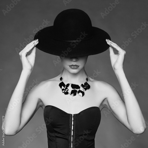 Naklejka na szybę Elegant lady in hat