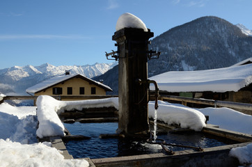 Wall Mural - fontana con neve