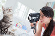© Ni_photo - カメラ女子　カメラで猫を撮る女性
