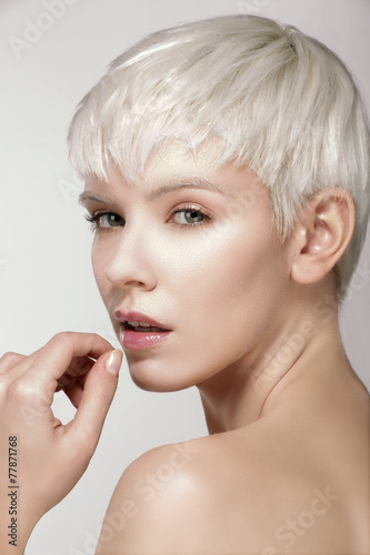 Fotografía Beauty model blonde short hair showing perfect skin