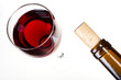 Rotweinglas und Weinflasche mit Korken