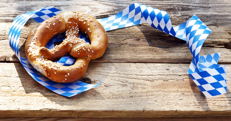 Wall Mural - Weiss-blaue Schleife mit Breze auf Biertisch