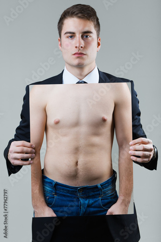 biznesmen-trzyma-fotografie-naga-meska-polpostac-w-czarnym-kostiumu
