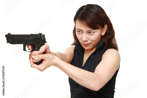 拳銃を構える女性 Stock Photo Adobe Stock