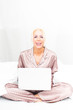 © nakedking - Blonde Frau im Bett am Laptop