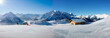 canvas print picture - Winterpanorama mit Schifahrern und Schihütte