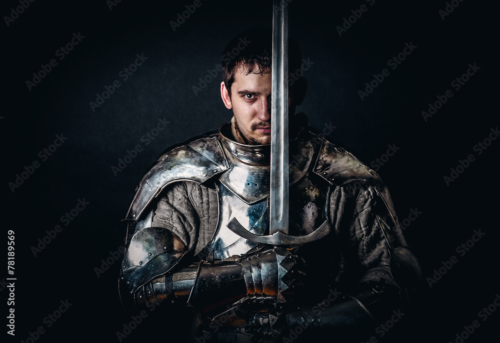 Warrior holding his great sword - obrazy, fototapety, plakaty 