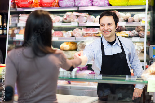 Fotografía Shopkeeper serving a customer in a grocery store