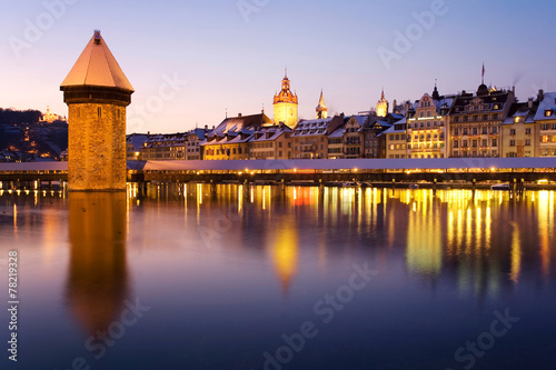 Pont de la chapelle la nuit à Lucerne, Suisse Poster
