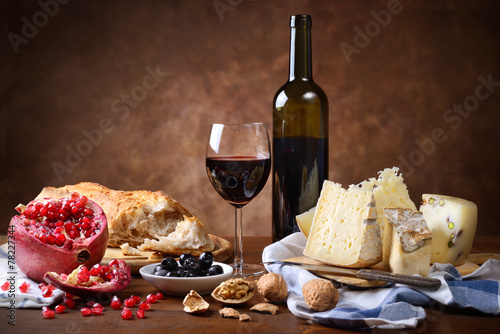 Cuadros en Lienzo Rojo vino, el queso, las nueces, las aceitunas, la granada y el pan