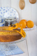Bizcocho de naranja para el desayuno en la mesa de la cocina