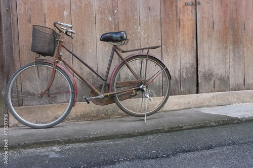 Fototapeta na wymiar old bicycle on wood background