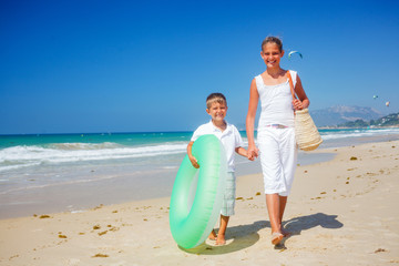 Poster - Kids play on the beach