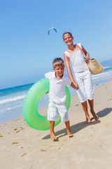 Poster - Kids play on the beach