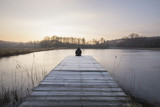 Fototapeta Pomosty - Podziwianie mroźnego poranka nad zamarźniętym jeziorem
